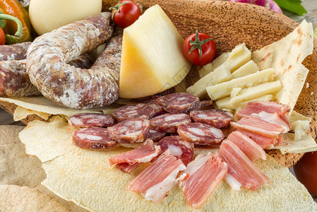 奶酪和肉制品的混合物图片