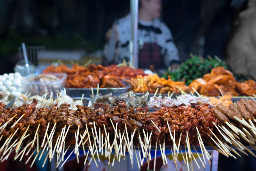 许多bbq树枝排成一排准备为饥图片