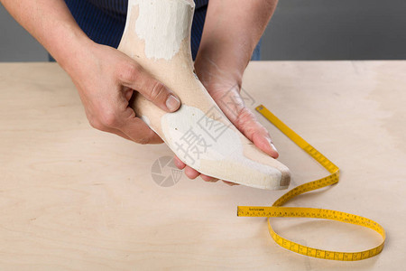 矫形鞋匠正在测量木鞋楦图片