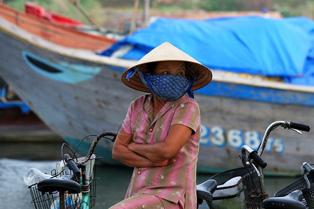 骑自行车的越南女人图片