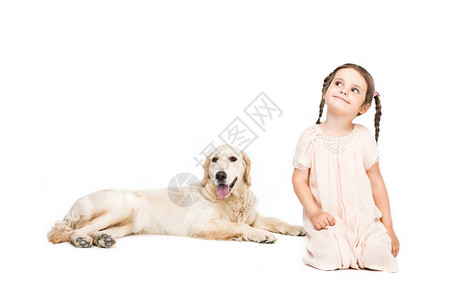 快乐可爱的小可爱女孩带着的猎犬在图片