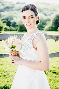 有婚礼花束的新娘图片