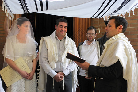 拉比在犹太教堂的现代东正教犹太婚礼上祝福犹图片