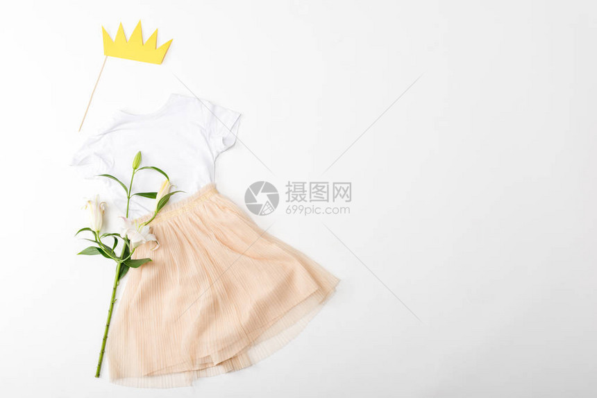 白色衬衫白衣服有鲜花和纸冠的米色裙子图片