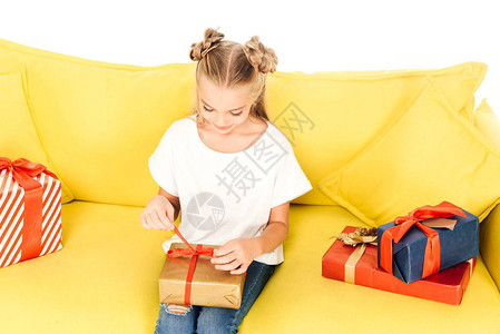 在白色孤立的黄色沙发上展示可爱孩子的开场表图片