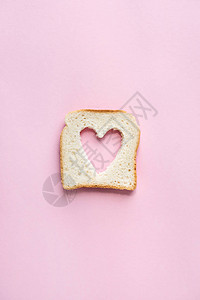 红烤面包的顶部视图粉色表面中间有心形图片