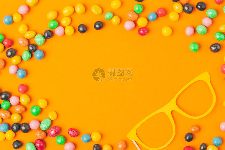 面罩和糖果在橙色普林姆假日图片