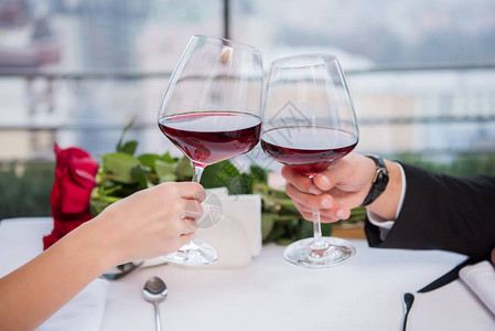 在餐厅庆祝圣情人节时拍摄了两杯红葡萄酒的图片