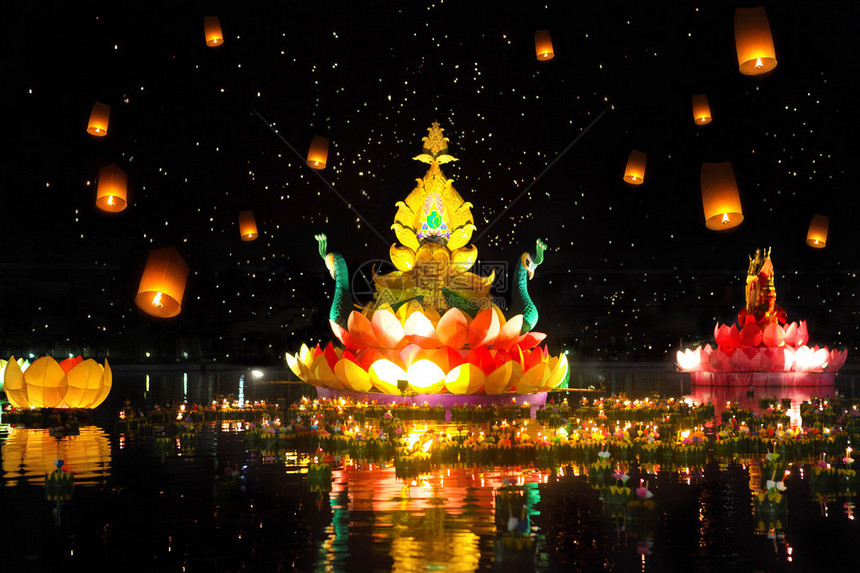 为泰国传统LoyKrathong节提供带蜡烛和鲜花的大型小船图片