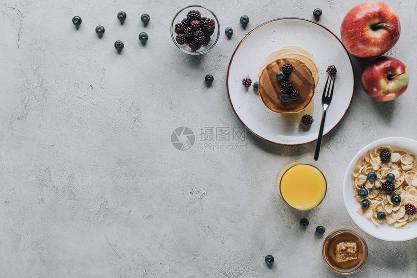 以薄煎饼水果蜂蜜和灰色的穆埃西利为食材的图片