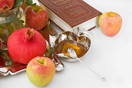石榴蜂蜜和成熟的新鲜苹果为RoshHashana图片
