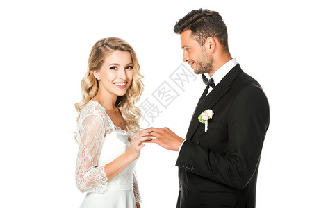 年轻新娘把结婚戒指戴在新郎手指上图片