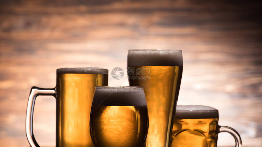 四杯木制背景的新鲜啤酒慕尼黑图片