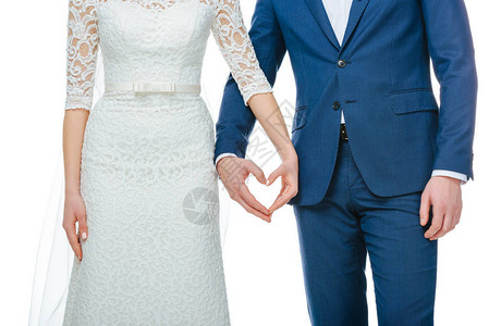 新婚夫妇的部分视图显示由双手组成的心形符号图片