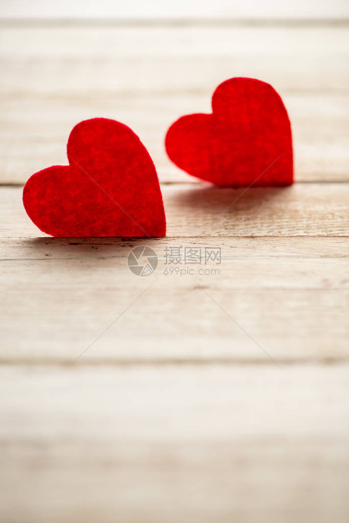 两颗红心躺在木板上圣情图片
