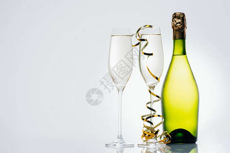 瓶香槟葡萄酒杯和圣诞节装饰品图片
