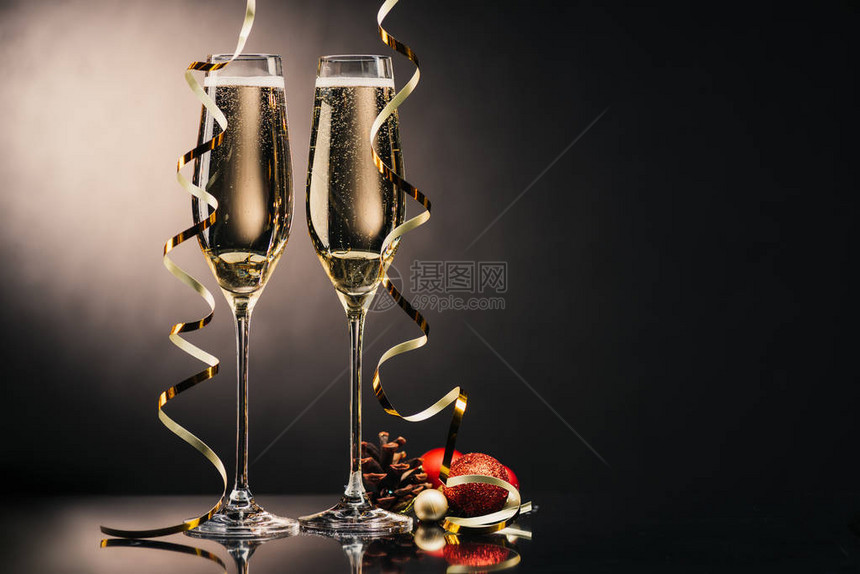 香槟酒杯丝带和松果圣诞装饰品图片