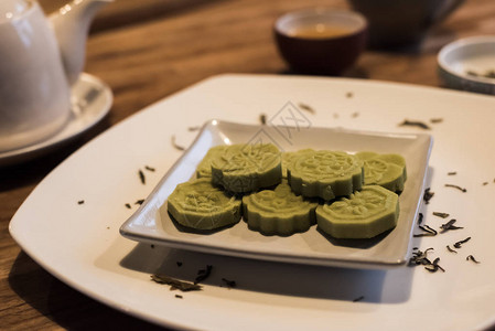 秋节餐桌上的绿色月饼图片