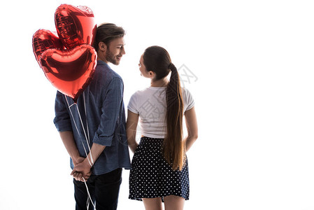 有心形气球的年轻幸福情侣图片