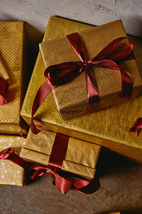 房间地板上金色圣诞礼物盒图片