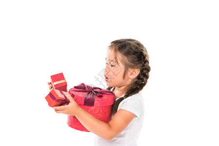 可爱的亚洲孩子带红色礼物盒图片