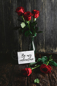 花瓶中的红玫瑰和我的情人卡在图片