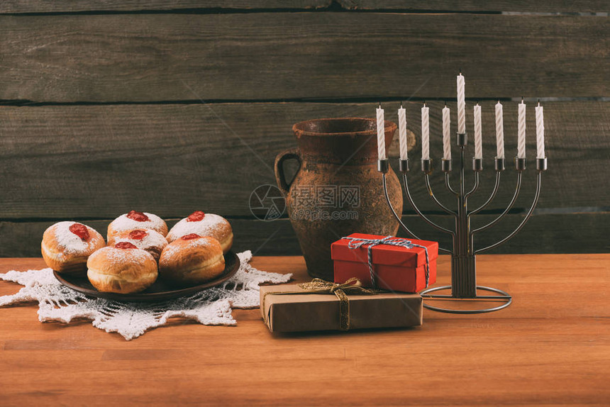 传统犹太教美经陶瓷壶礼品和甜圈用图片