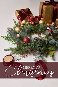圣诞礼物箱花圈和丝带彩礼盒图片
