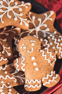 传统圣诞节饼干和姜饼的紧闭图片