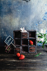 带有鲜花草莓和情人节爱情标志的复古柜图片