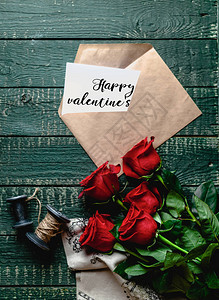红色玫瑰和信封的顶部视图情人节快乐图片
