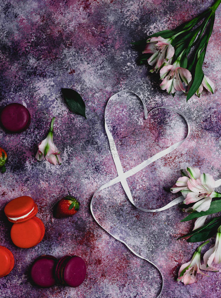 花朵草莓玉子和心形丝带的顶部视图图片