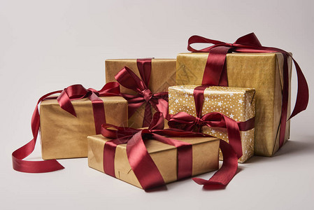 金色圣诞礼物盒白色的布贡图片