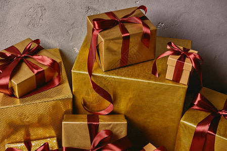 金色圣诞礼物盒放背景图片