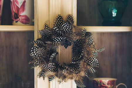 厨房家具上有羽毛的装饰花环图片