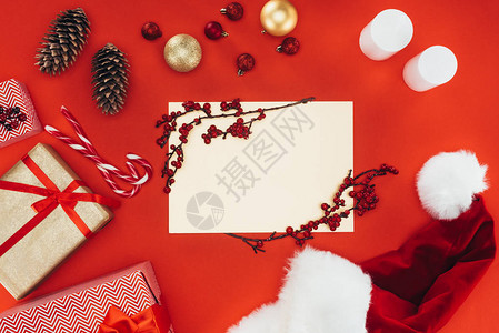 空白卡片礼物和圣诞节装饰的顶部背景图片