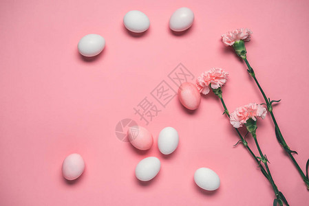 粉红和白蛋的顶端有粉红色花朵复活背景图片