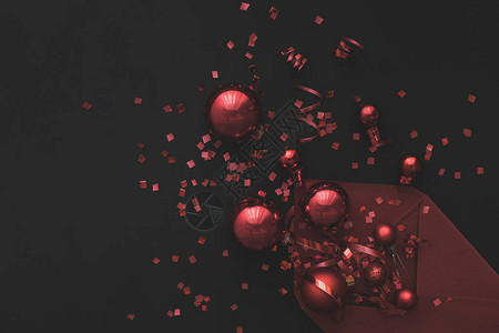 红色的圣诞节球和黑纸背景图片