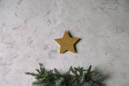 圣诞金星挂在房间的圣诞树图片