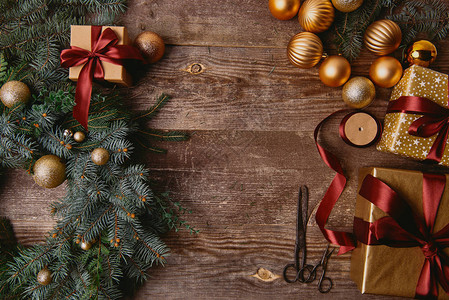 圣诞礼物箱花圈丝带滑板和木桌剪图片