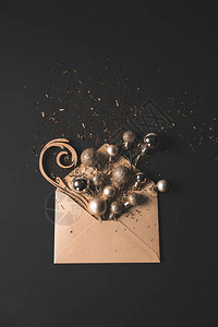圣诞节球黑在色的Kraft信封上背景图片