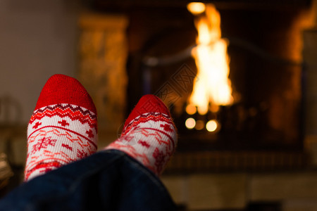 红圣诞袜子在温暖的家居环境图片