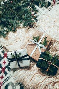 以松树枝和包着的圣诞礼物铺图片