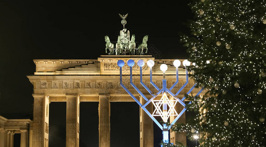 曼诺拉和圣诞树在德国柏林巴黎普拉茨图片