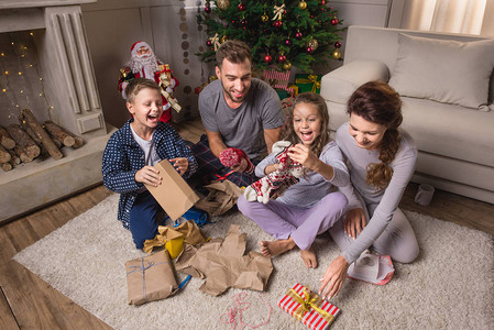 穿着睡衣的家长和孩子在圣诞节前夕一起开图片