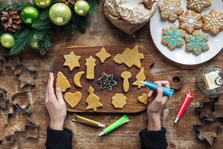 女装饰自制的圣诞节饼干和木质表面食品级墨图片