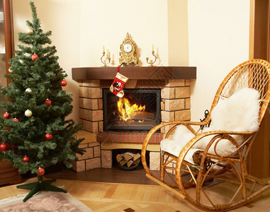 房间里有摇椅圣诞树壁炉的图像图片