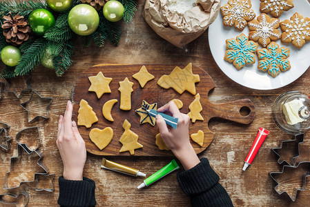 女装饰自制的圣诞节饼干和木质表面食品级墨图片