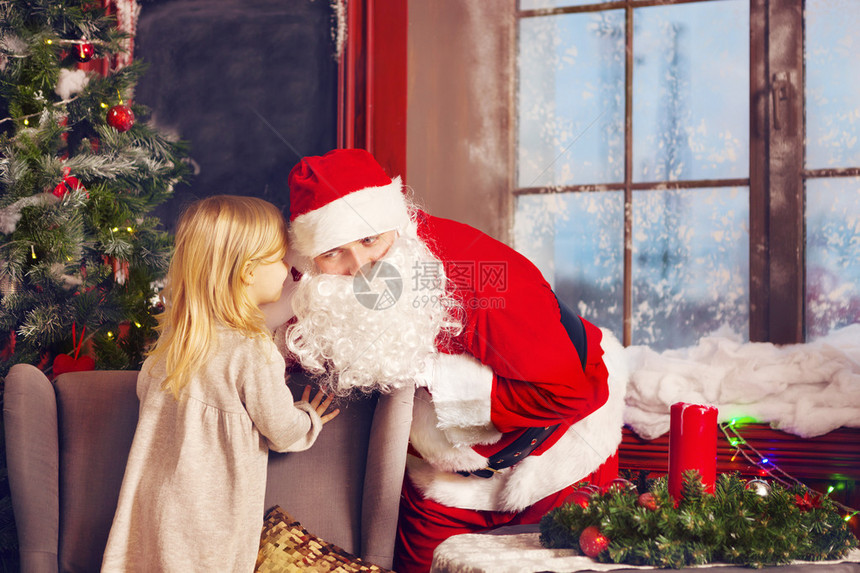 圣诞老人和小女孩圣诞场景女孩在圣诞树附近的圣诞老人中告诉图片