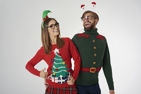 圣诞快乐的情侣穿着圣诞服装图片